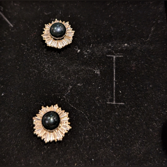 Simple Pearl Earstuds - Picture 7 of 11